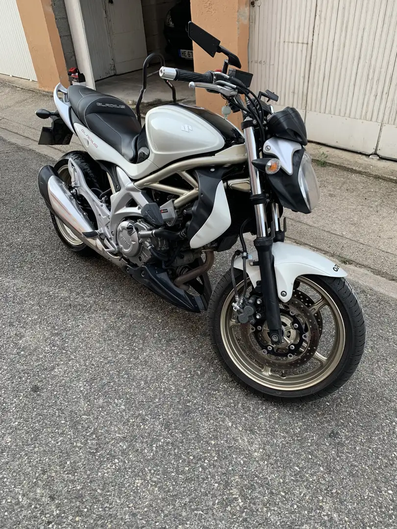 Suzuki Gladius 650 Chargeur Usb, Top Block, pneus avant/arrière neuf - 1