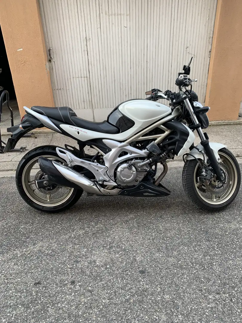 Suzuki Gladius 650 Chargeur Usb, Top Block, pneus avant/arrière neuf - 2