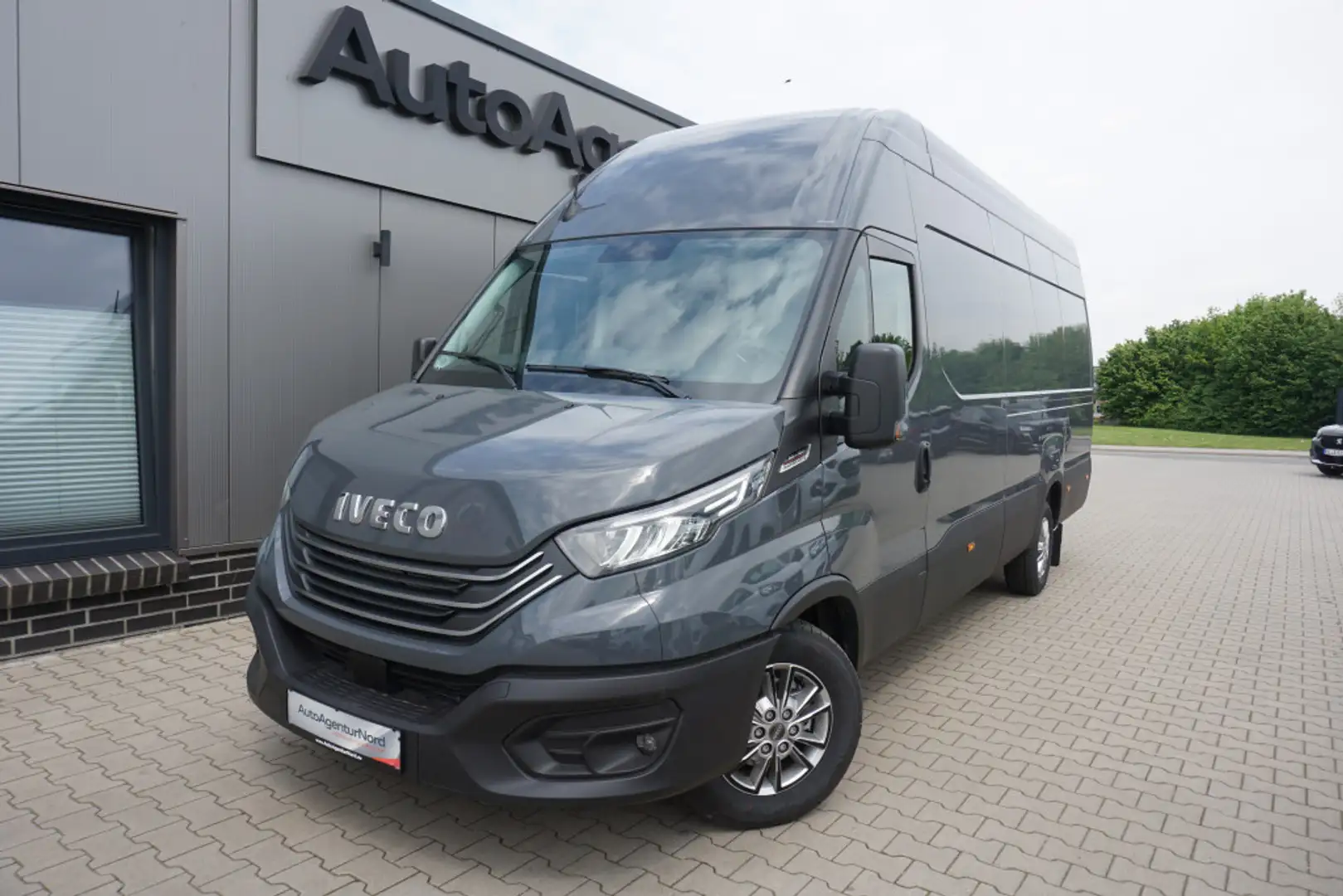 Iveco Daily 35S18 HI-Matic L4H3 18mÂ³+AHK+ACC+NAVI Grau - 1