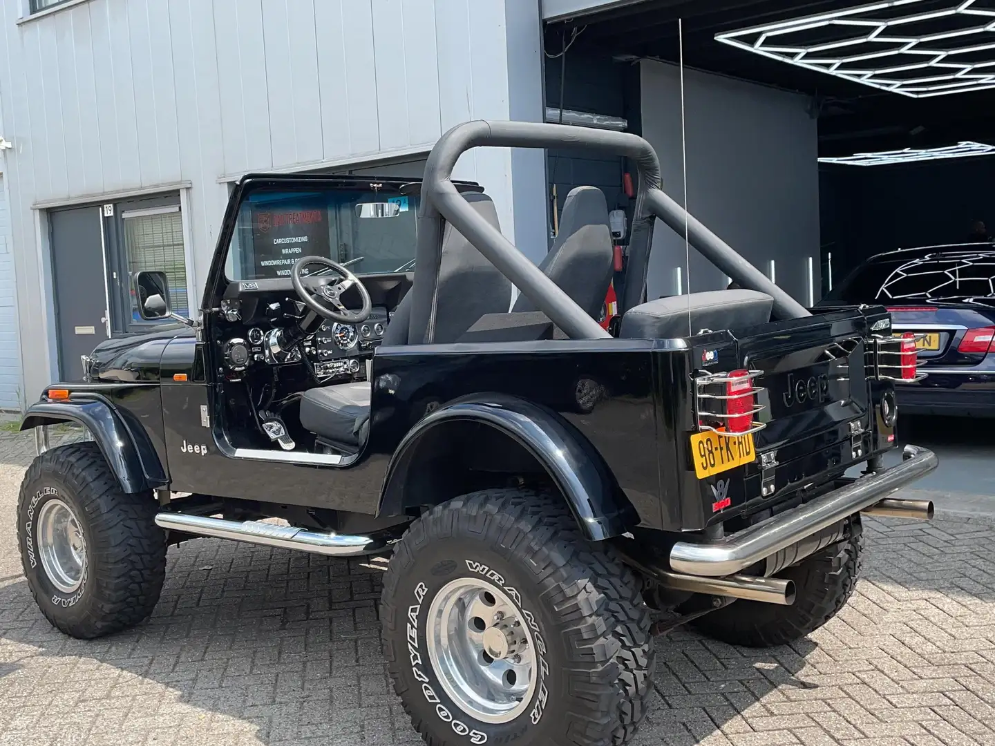 Jeep CJ-7 CJ-7 5.9 AMC360 V8 Quadratrac AU Чорний - 2
