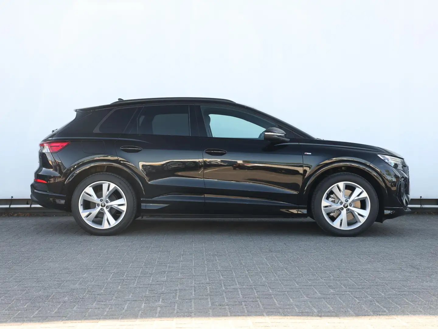 Audi Q4 e-tron S edition e-tron 45 82 kWh 210 kW / 286 PK Quattro Zwart - 2