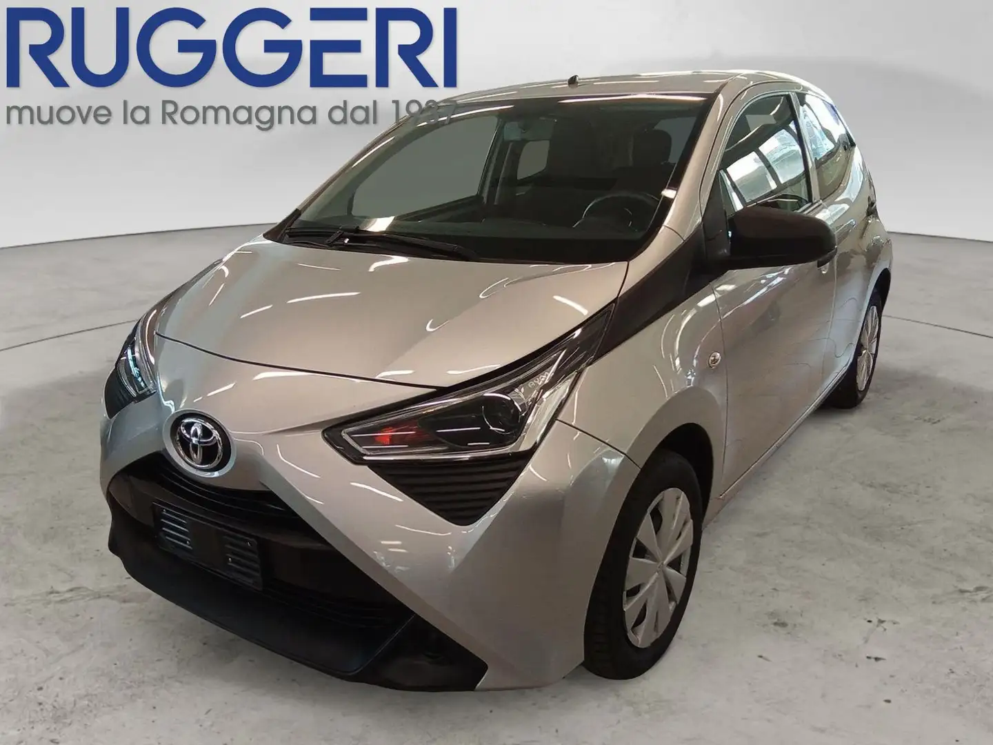 Toyota Aygo Connect 1.0 VVT-i 72 CV 5 porte x-wave Plateado - 1