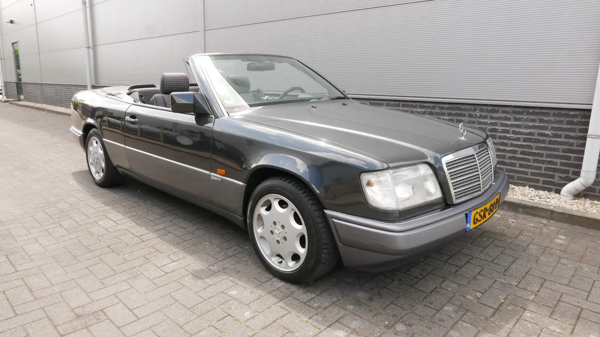 Mercedes-Benz E 220 Cabrio 150 PK SPORTLINE CABRIO,AIRCO. Noir - 1