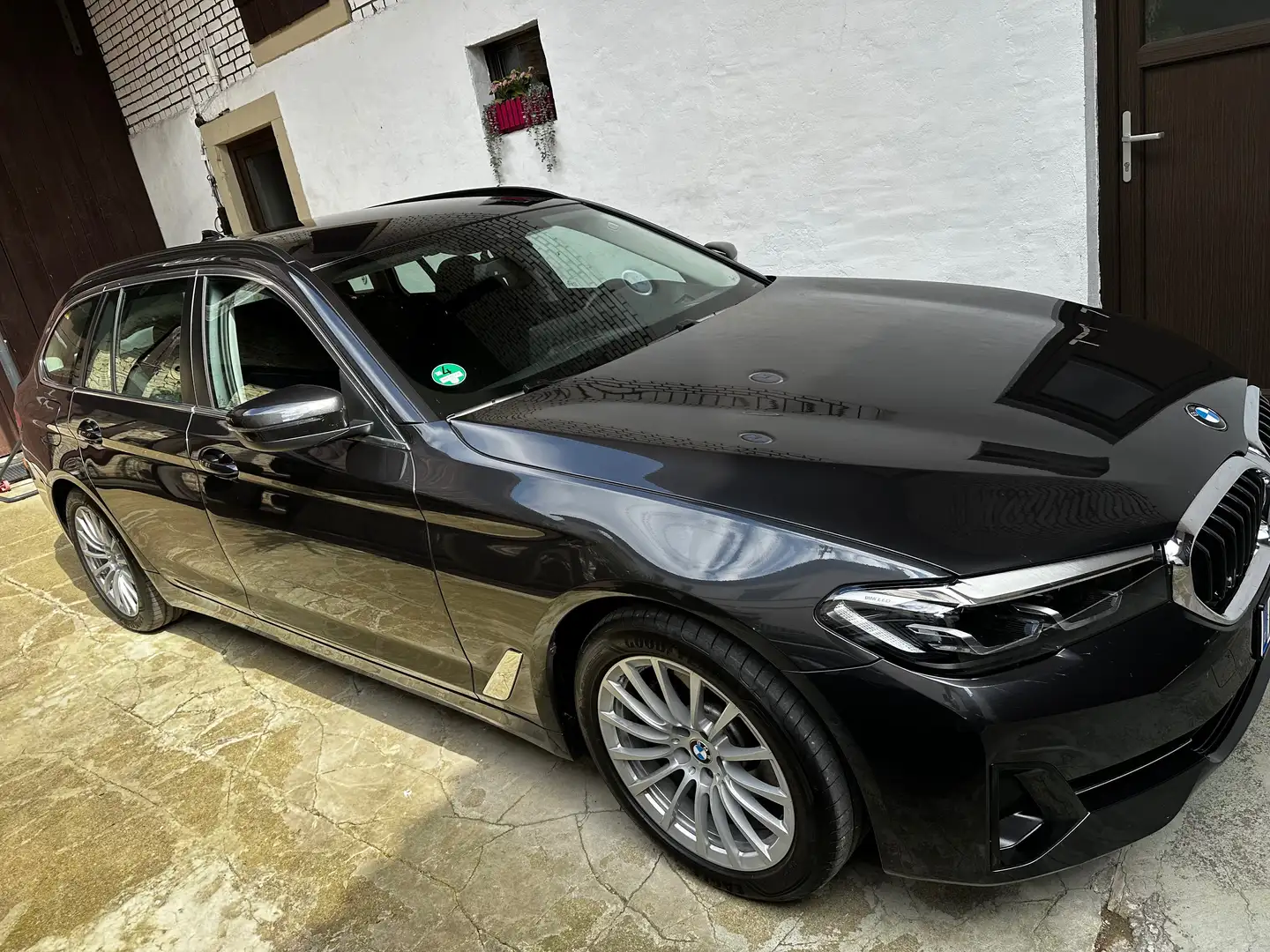 BMW 520 520d Touring Aut. Mildhyprid Facelift Schwarz - 2