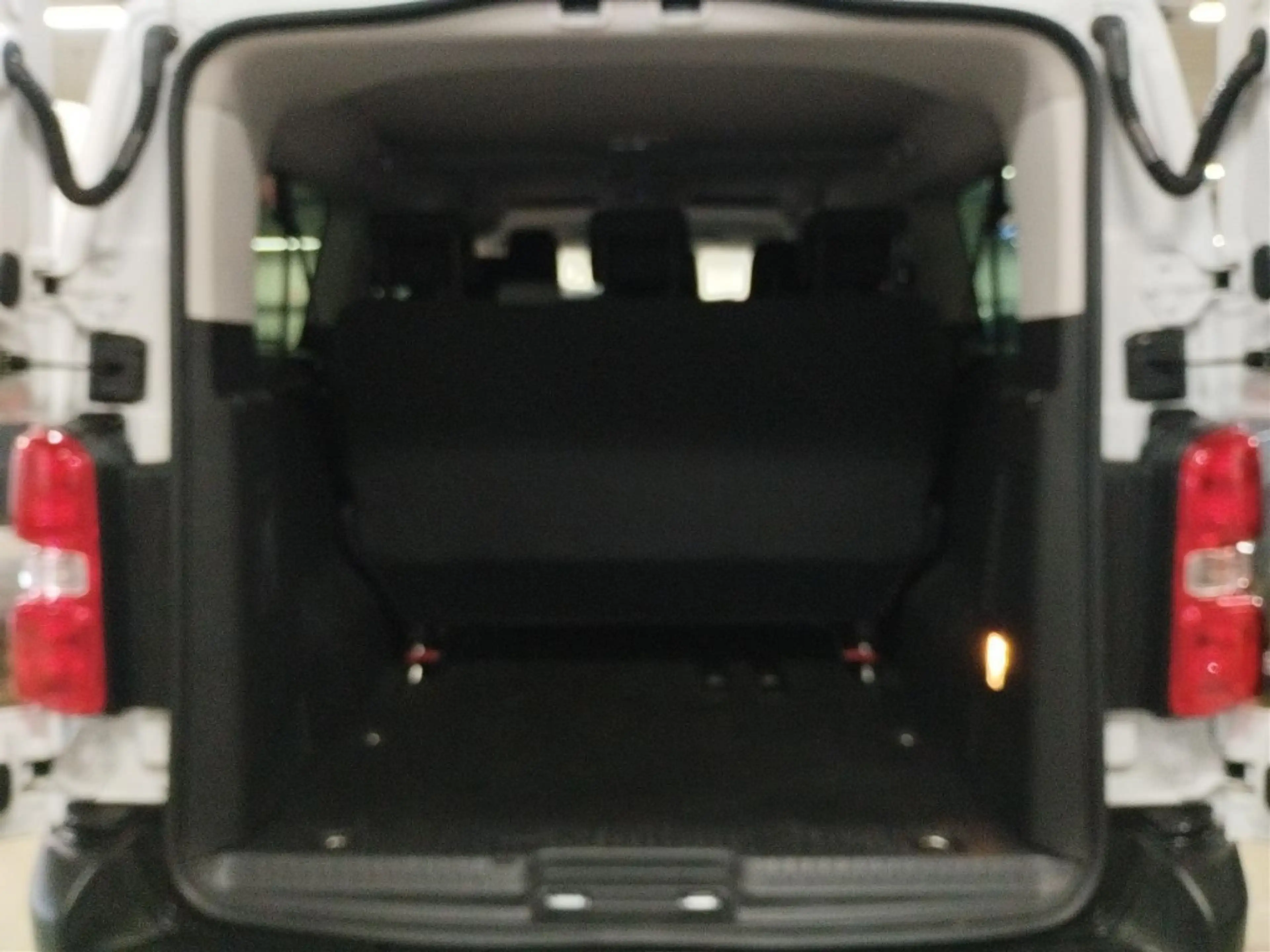 Peugeot Expert -e 11kw 75kwh Navi Kamera 9 Sitze — photo 7