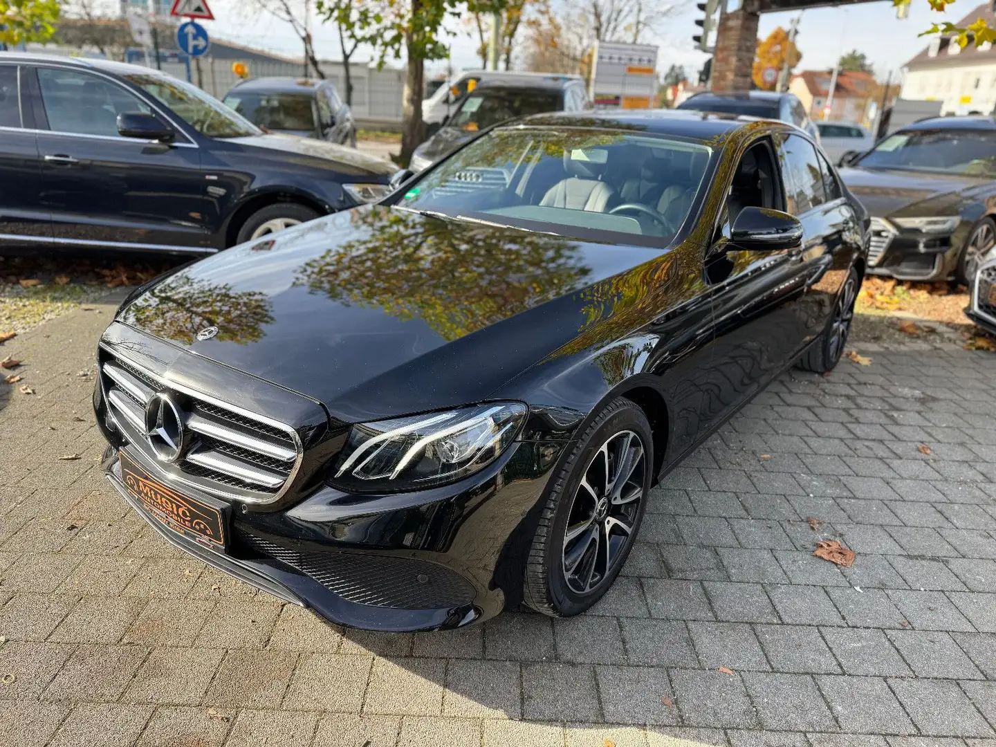 Mercedes-Benz E 200 E -Klasse Lim. E 200 4Matic Schwarz - 1