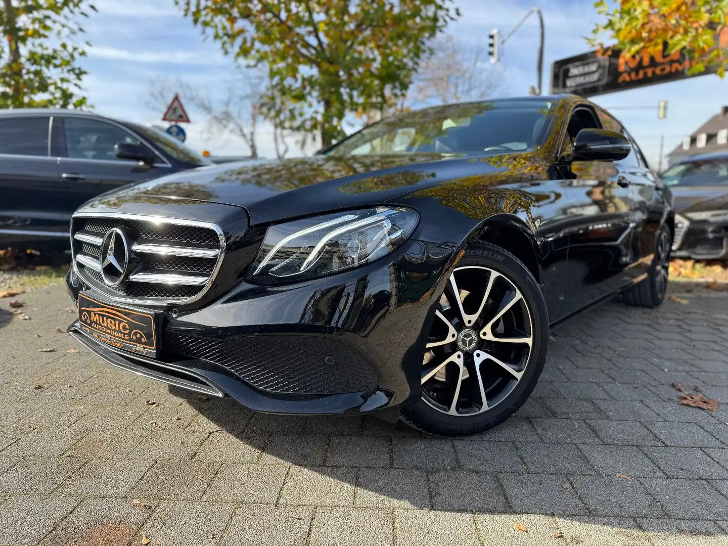 Mercedes-Benz E 200 E -Klasse Lim. E 200 4Matic Schwarz - 2