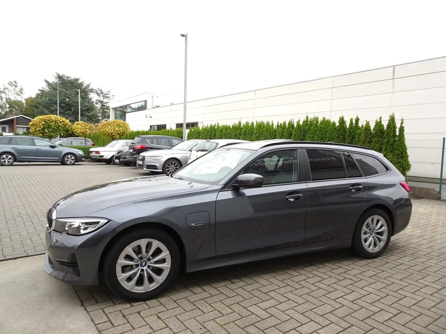 BMW 320 e Touring PANODAK,TREKH,CARPLAY,CAMERA,LEDER,NAVI Gris - 2