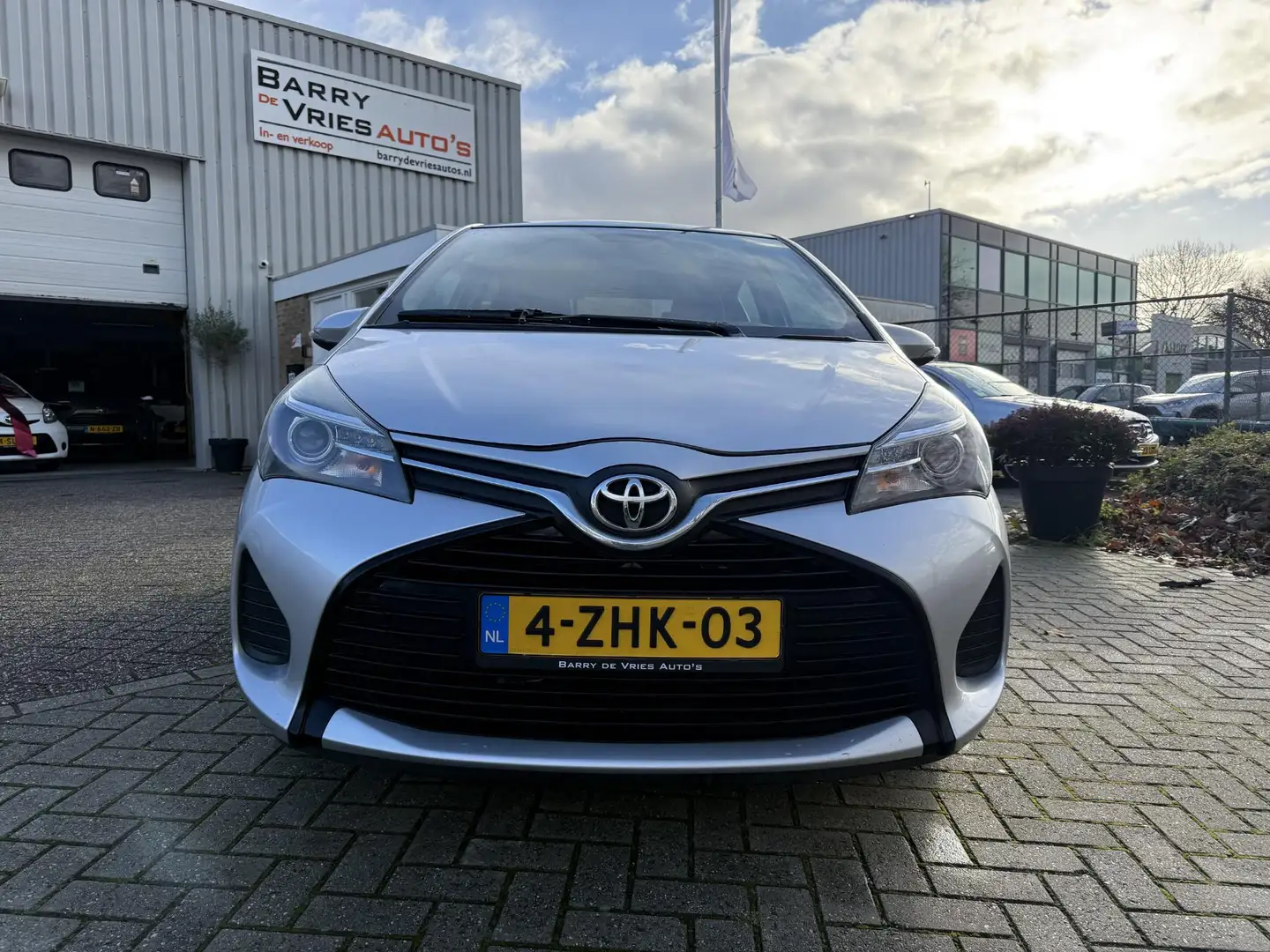 Toyota Yaris 1.0 VVT-i Aspiration | Dealeronderhouden | Cruise Grau - 2