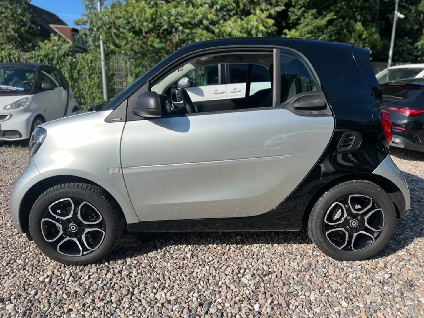 smart forTwo *AMBIENTE*PANORAMA*SITZHEIZUNG*90PS*AUTOMA Silber - 2