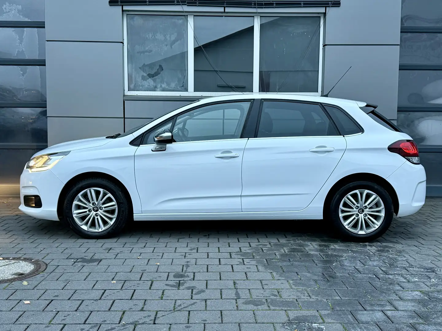 Citroen C4 PureTech 130 Selection AHK/Navi/PDC/SHZ/8-fach Wit - 2