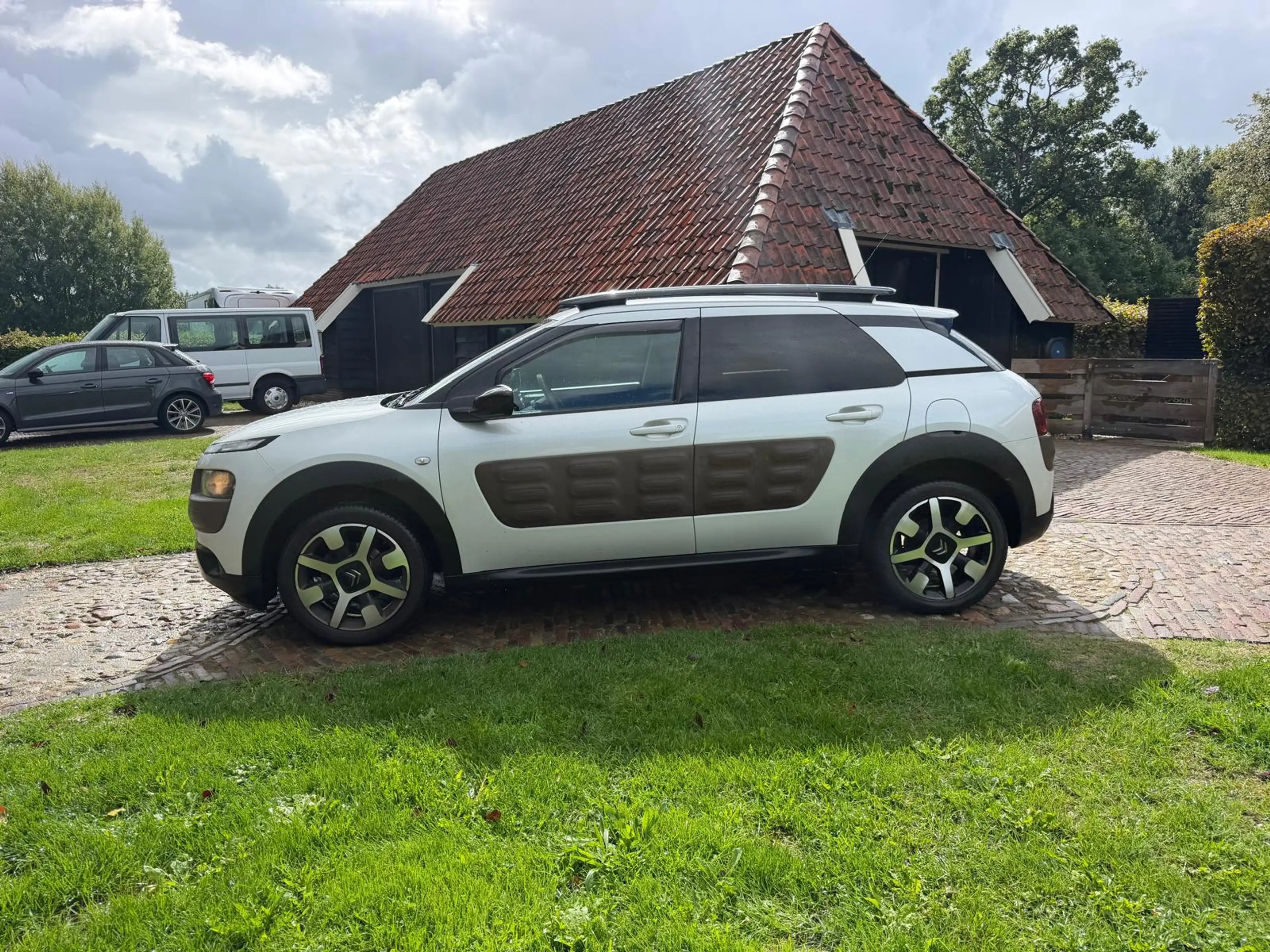 Citroen C4 Cactus 1.2 e-VTi Feel-Navi-Camera-17"-AUTOMAAT- — photo 2