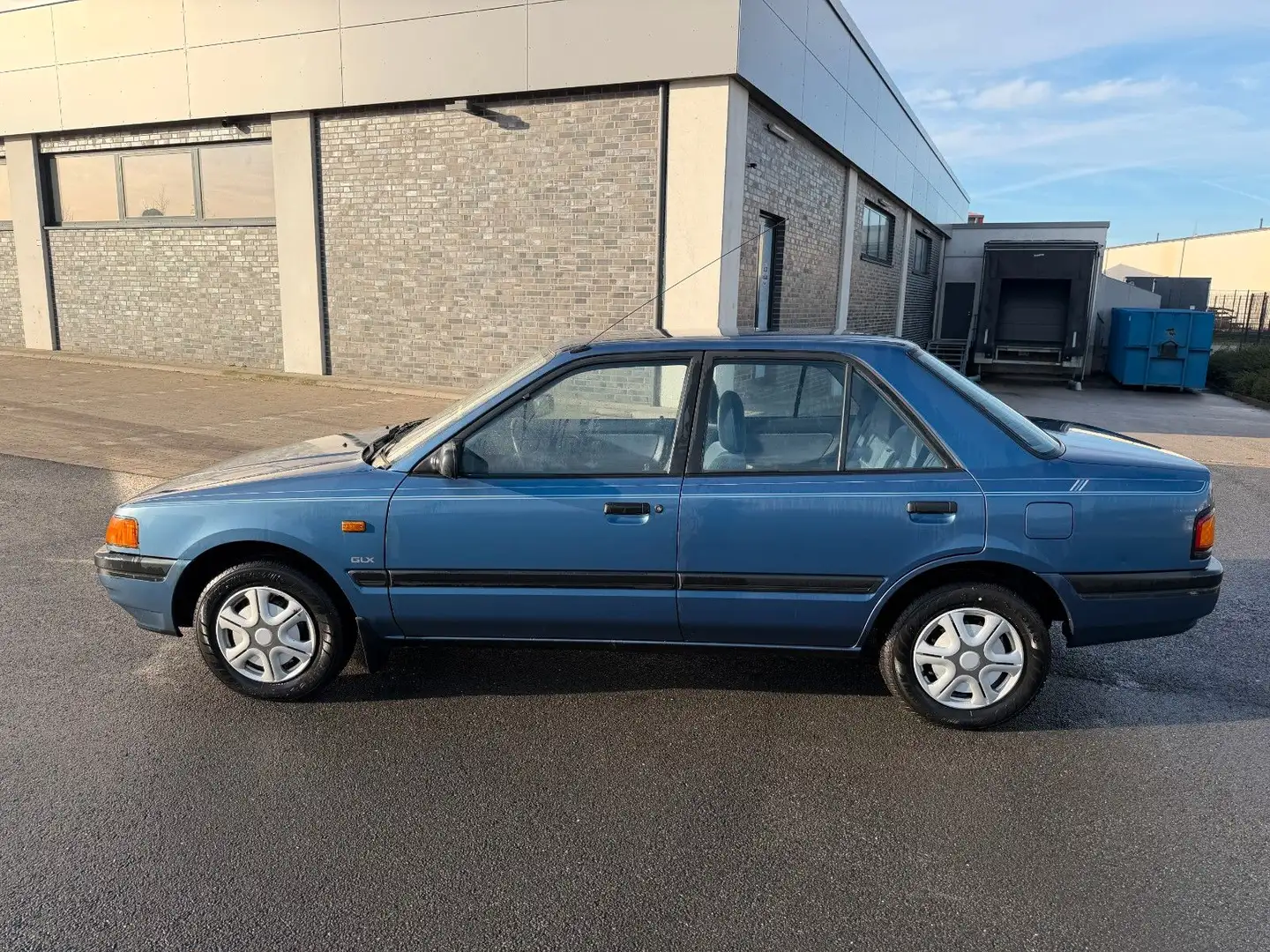 Mazda 323 Blau - 2