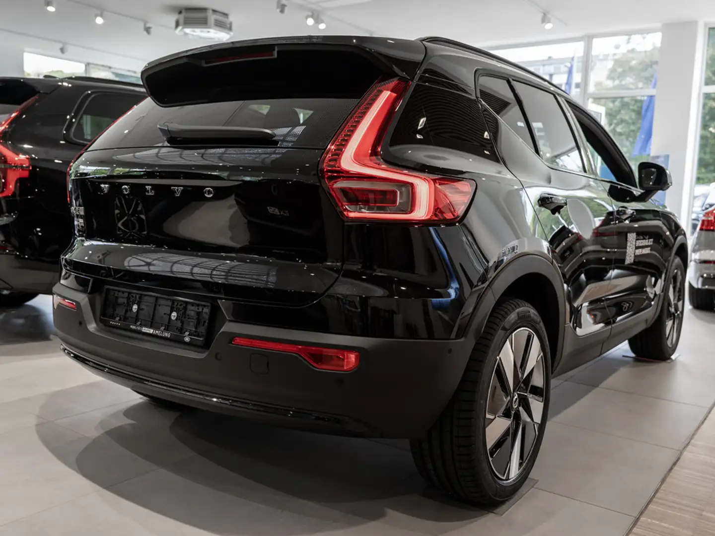 Volvo EX40 Single Motor Extended Range Plus Dark Noir - 2