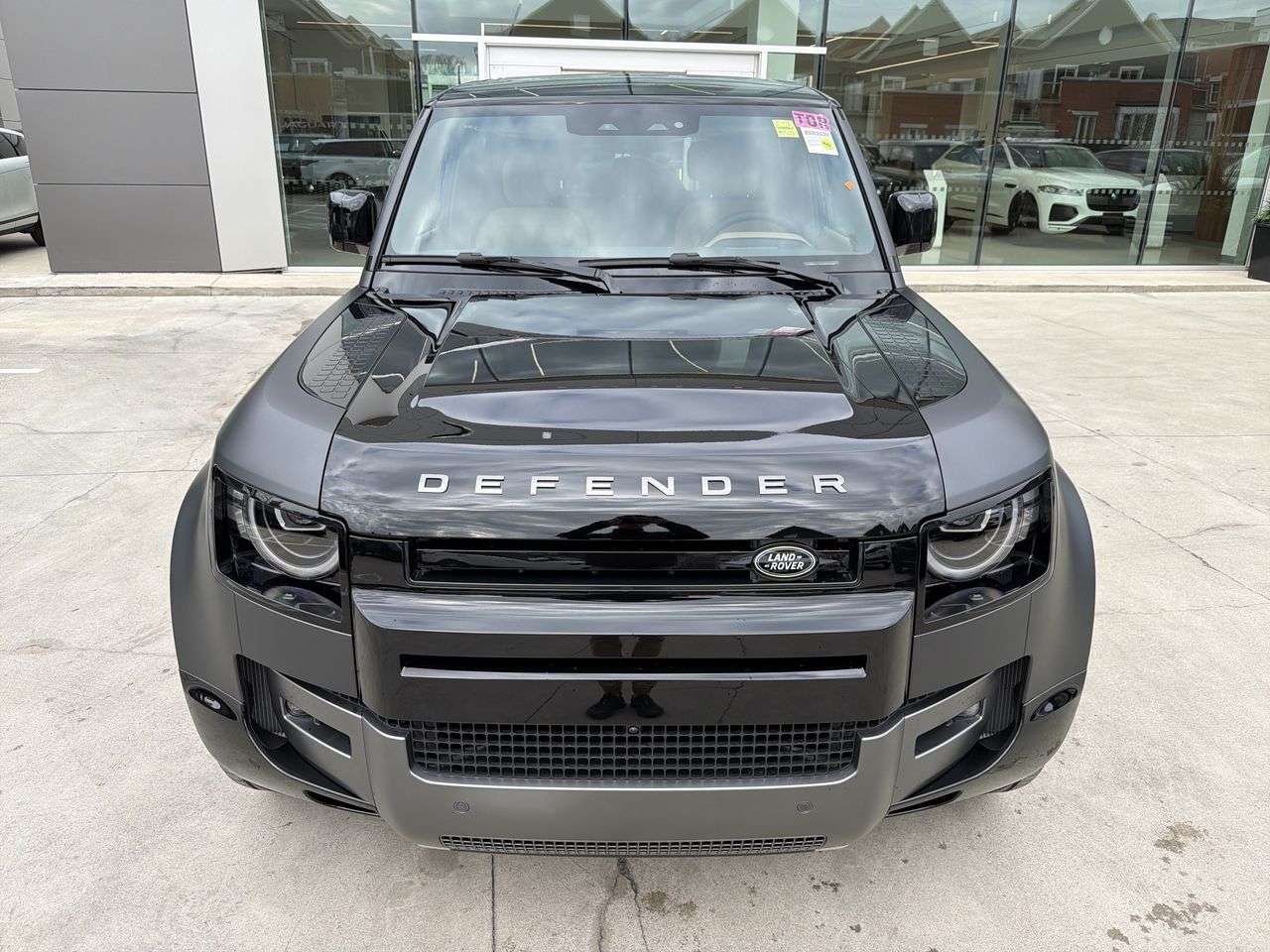2026 Land Rover Defender 110 P525 V8 alt 3