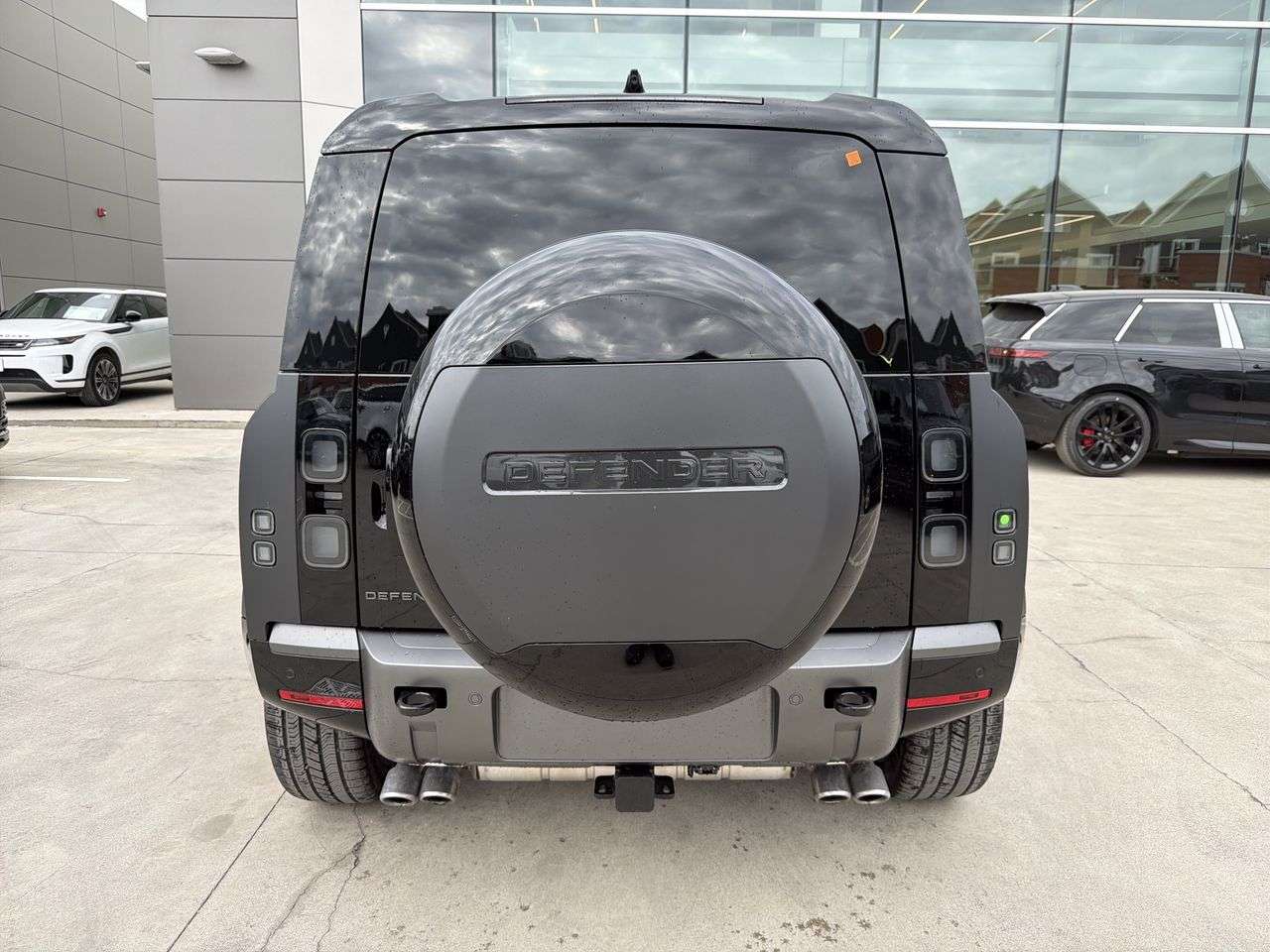 2026 Land Rover Defender 110 P525 V8 alt 4