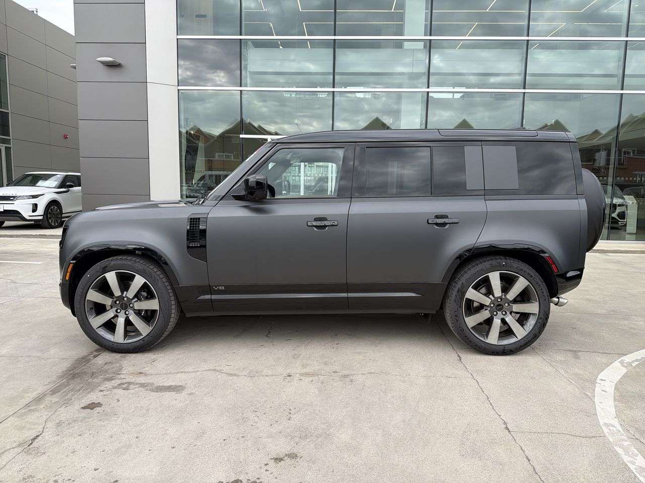 2026 Land Rover Defender 110 P525 V8 alt 5