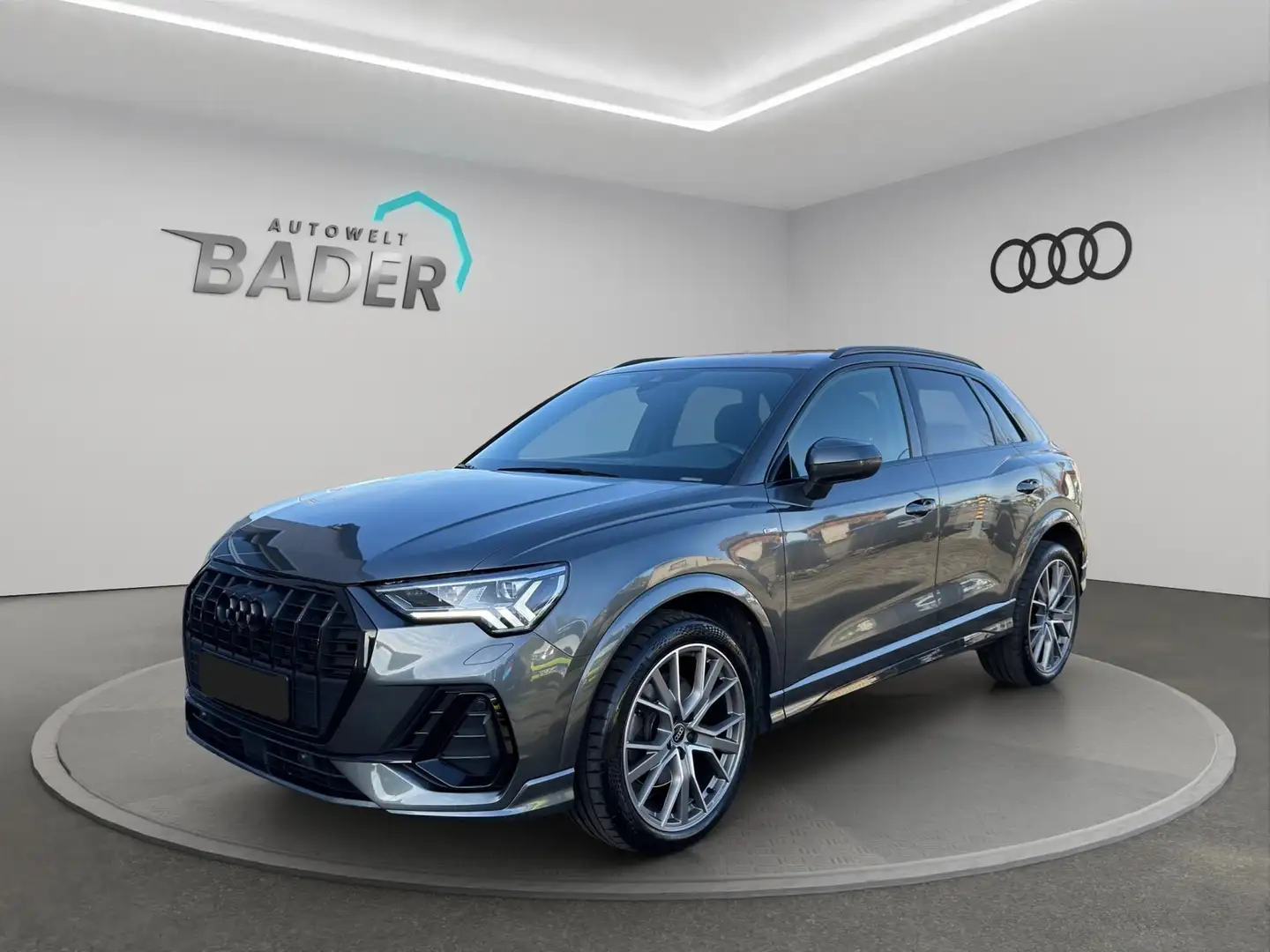 Audi Q3 2.0TDI qu. S Line Pano AHK Matrix Memory Grau - 1