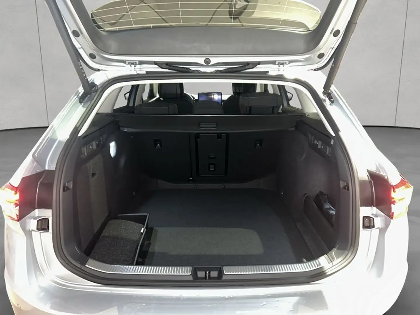 Skoda Superb Combi Selection 1,5 TSI mHEV 110 kW 7-Ga Silber - 2