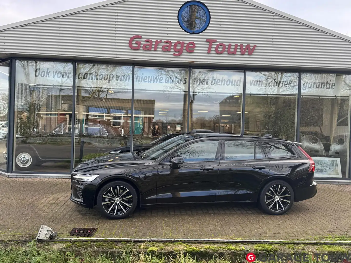 Volvo V60 2.0 T6 Plug-in hybrid AWD Plus Dark Elektr.trekh. Schwarz - 2