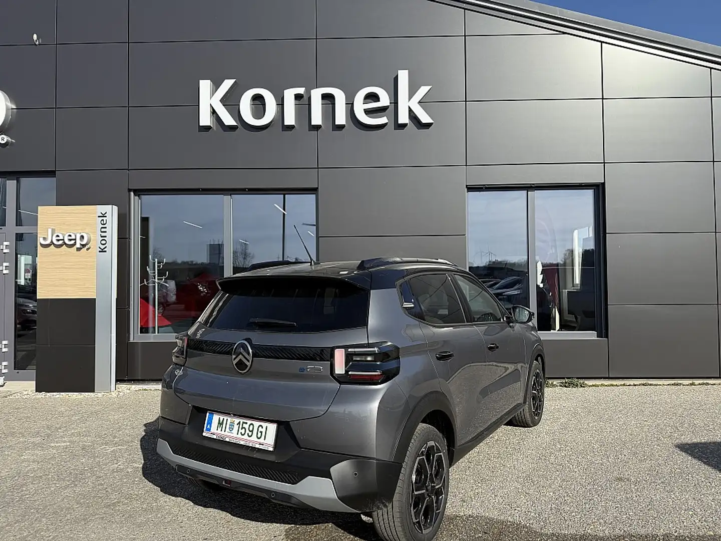 Citroen C3 e-C3 113 44kWh Max Grau - 2