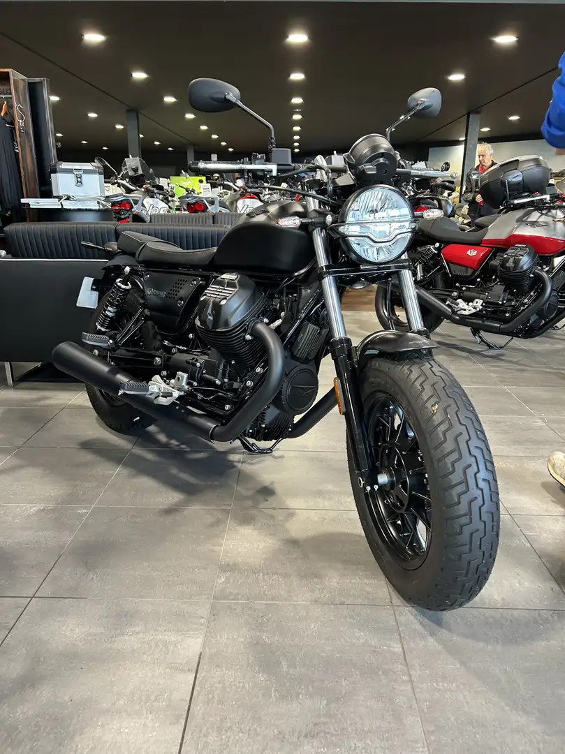 Moto Guzzi V 9 Noir - 1