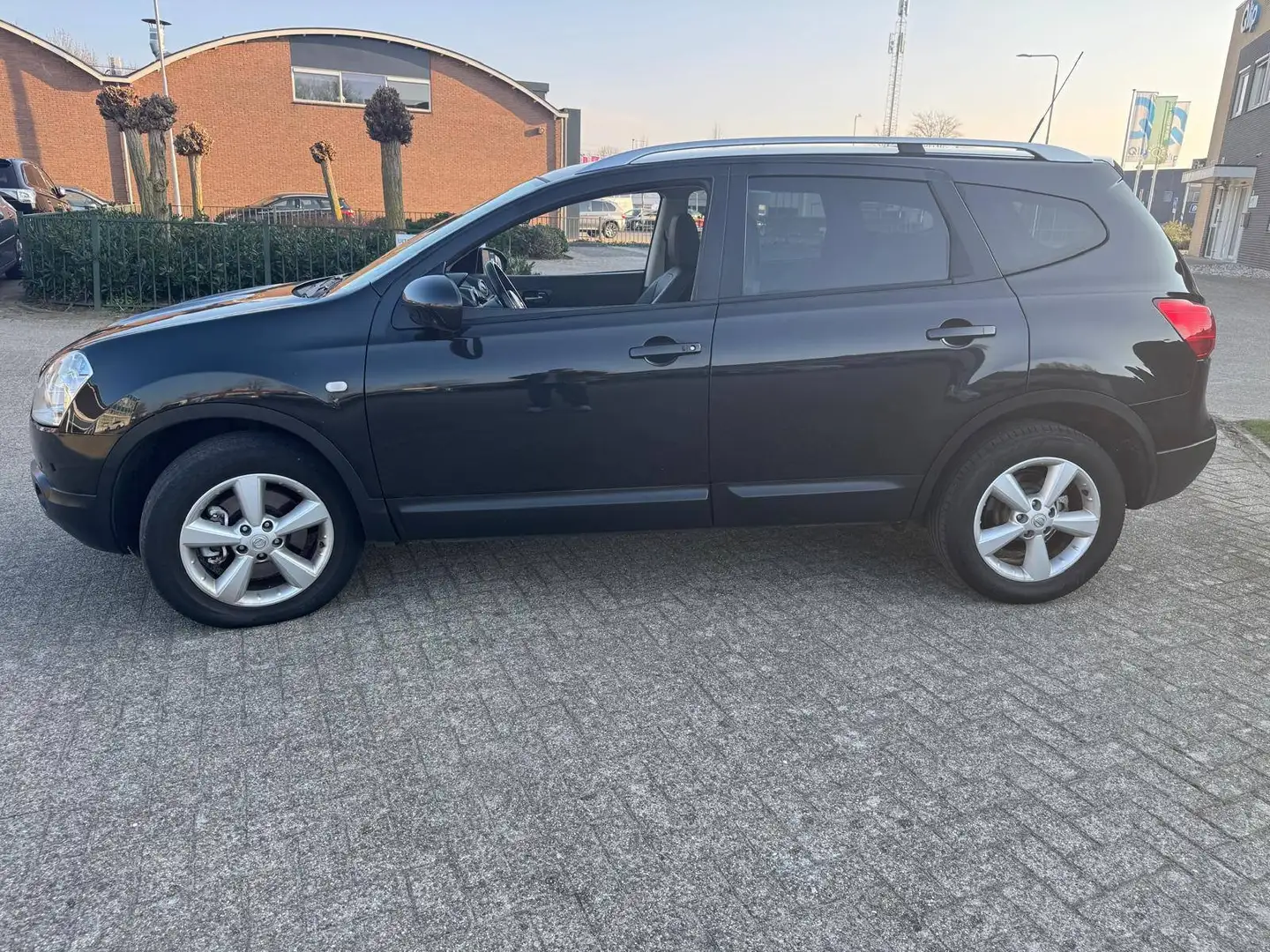 Nissan Qashqai+2 2.0 Tekna 4WD Schwarz - 2
