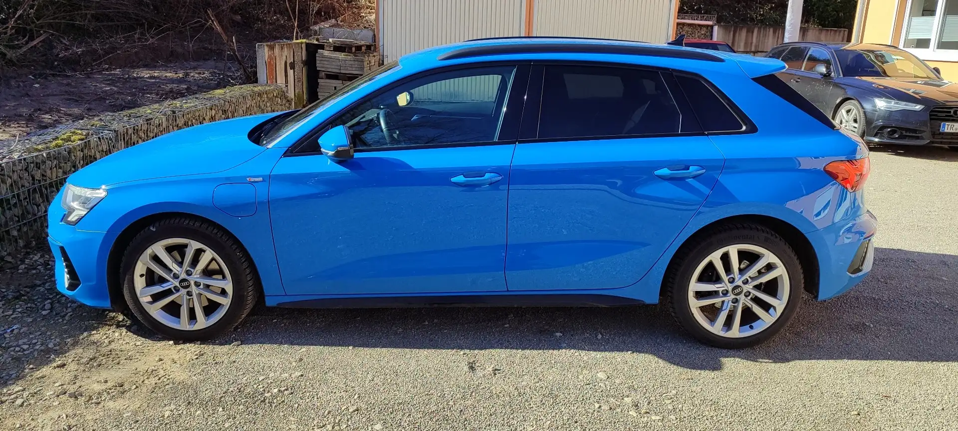 Audi A3 40 TFSIe Sportback S tronic line Blau - 2
