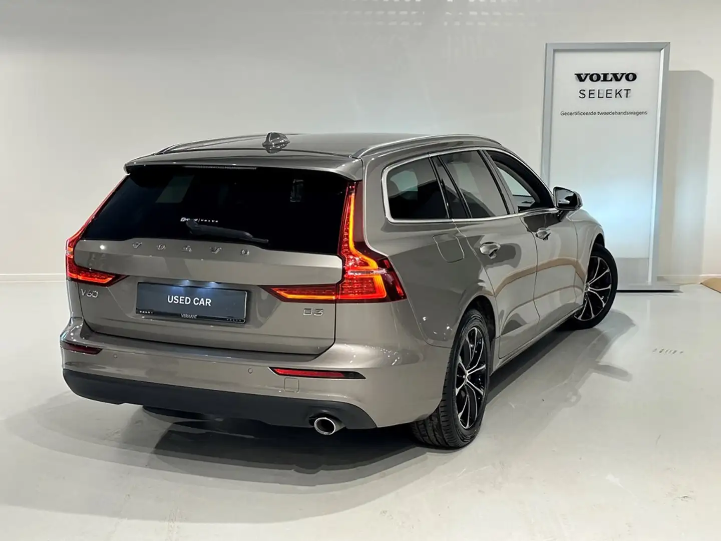 Volvo V60 D3 Momentum Pro Automaat + 360 camera Grijs - 2
