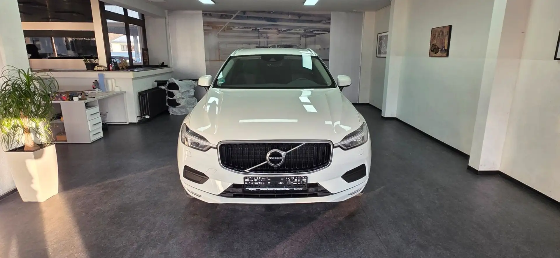 Volvo XC60 D4 AWD Momentum Automatik Kamera AHK Weiß - 2