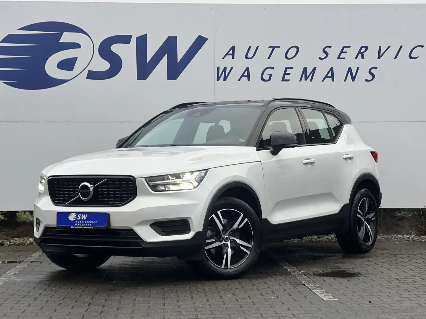 Volvo XC40 2.0 B4 AWD R-Design | Leder | Pano | Camera | LED Wit - 2
