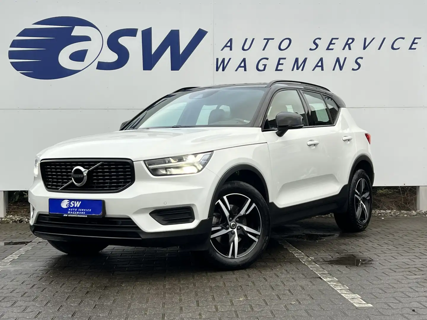 Volvo XC40 2.0 B4 AWD R-Design | Leder | Pano | Camera | LED Wit - 1