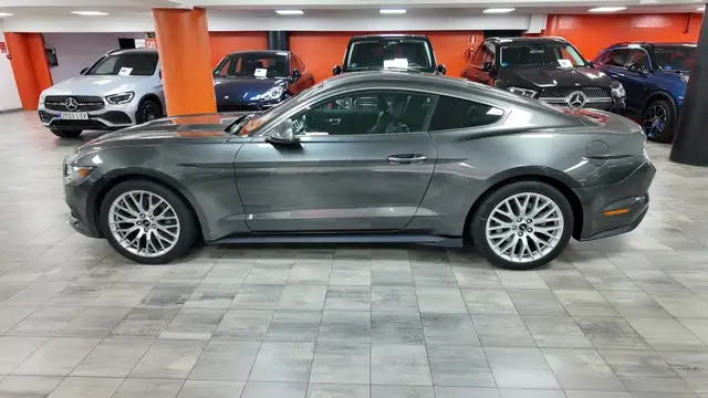 Ford Mustang view 3