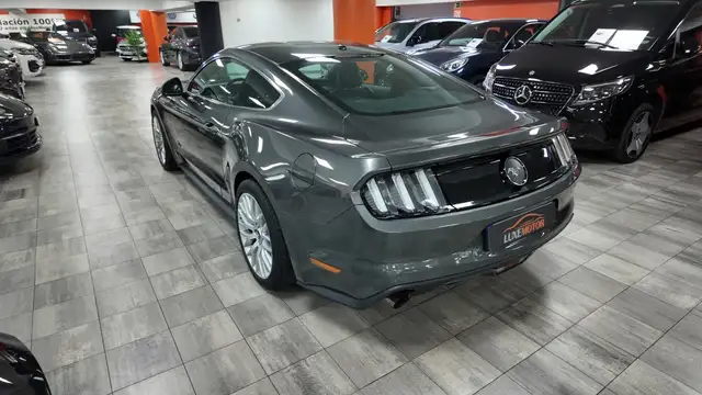 Ford Mustang view 4