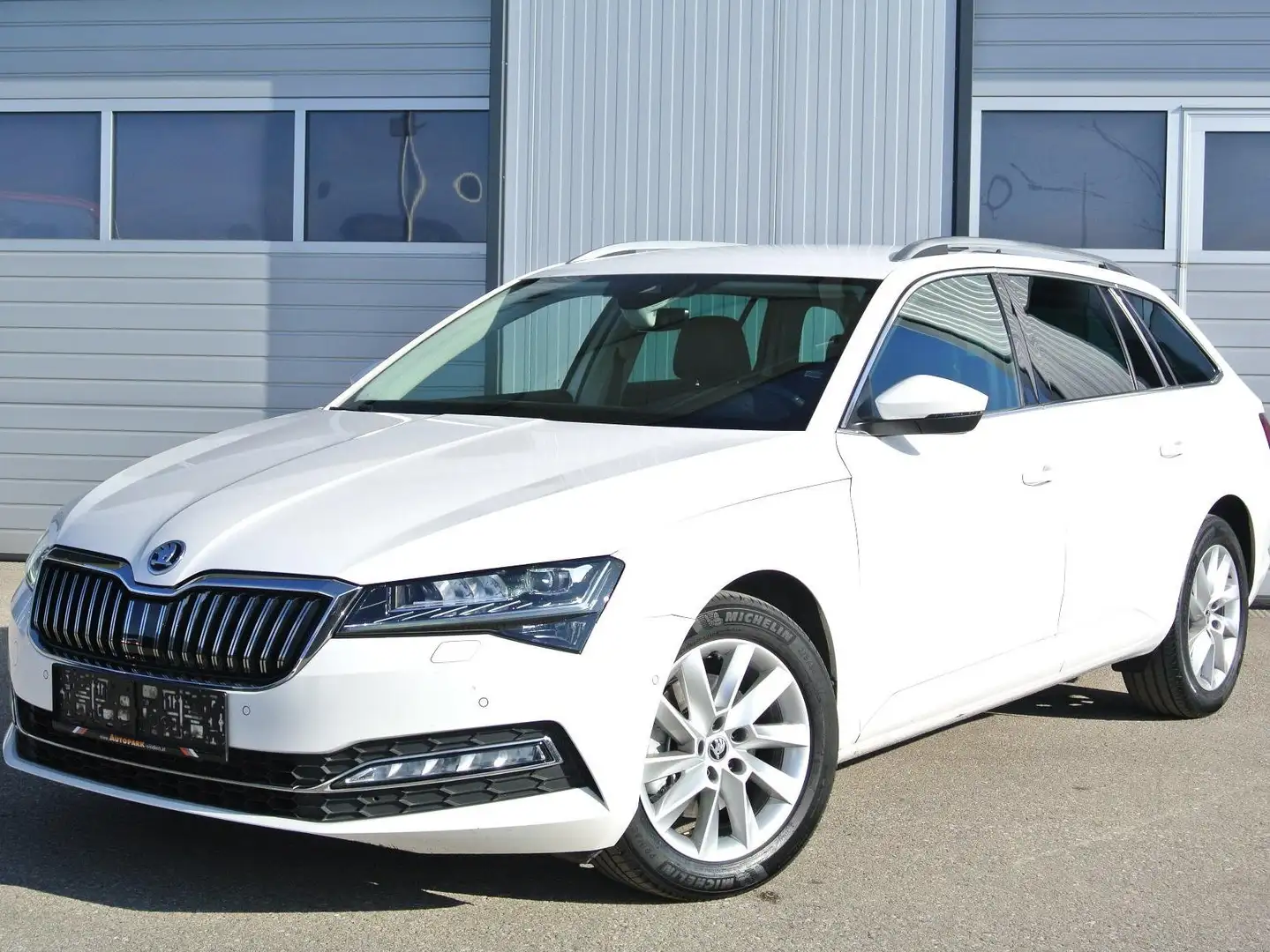 Skoda Superb Kombi 2.0 TDI DSG Style * LEDER * AHK * KAMERA Weiß - 1