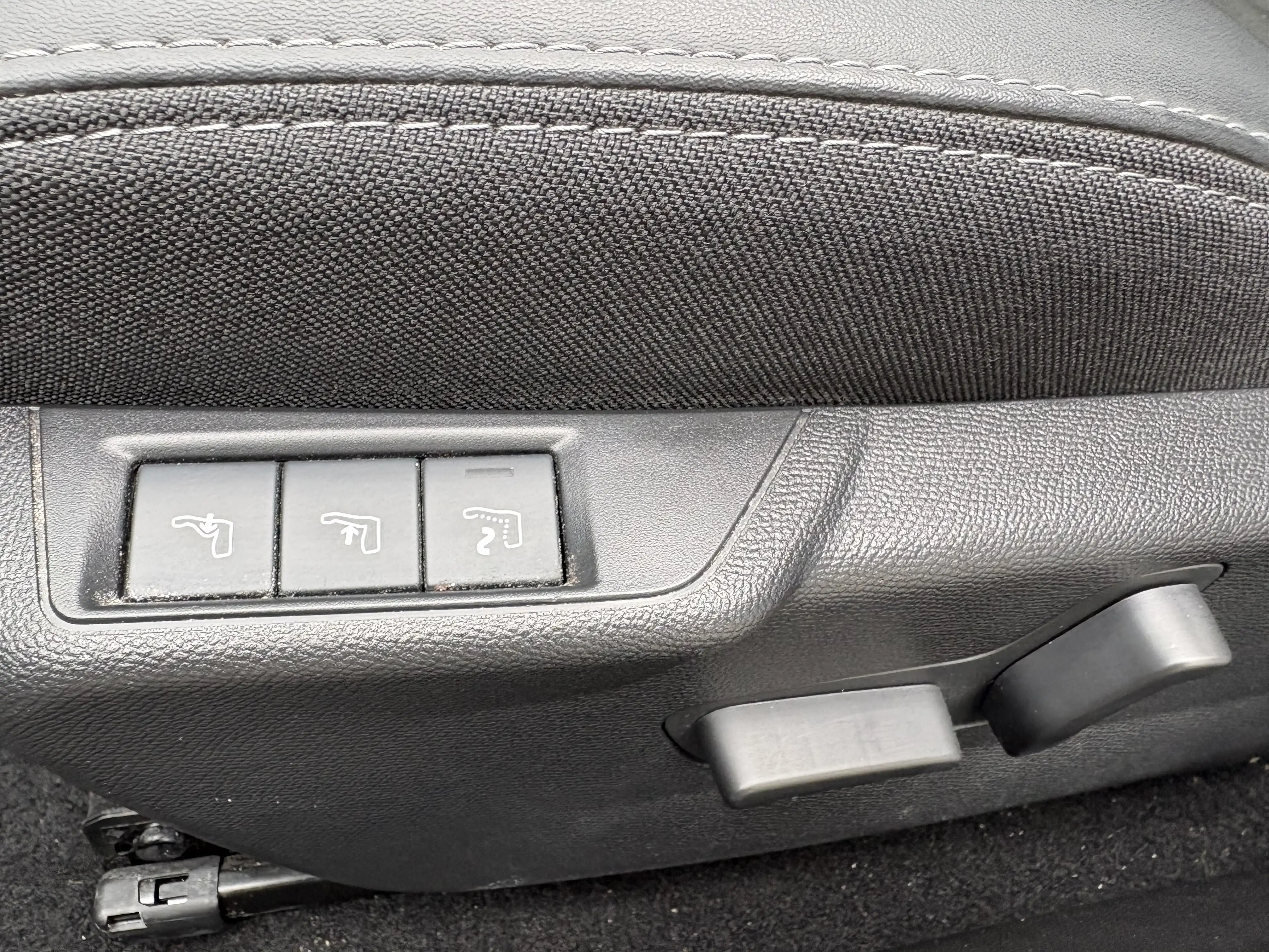 Peugeot e-2008 e-2008 54 kWh GT GT — photo 9