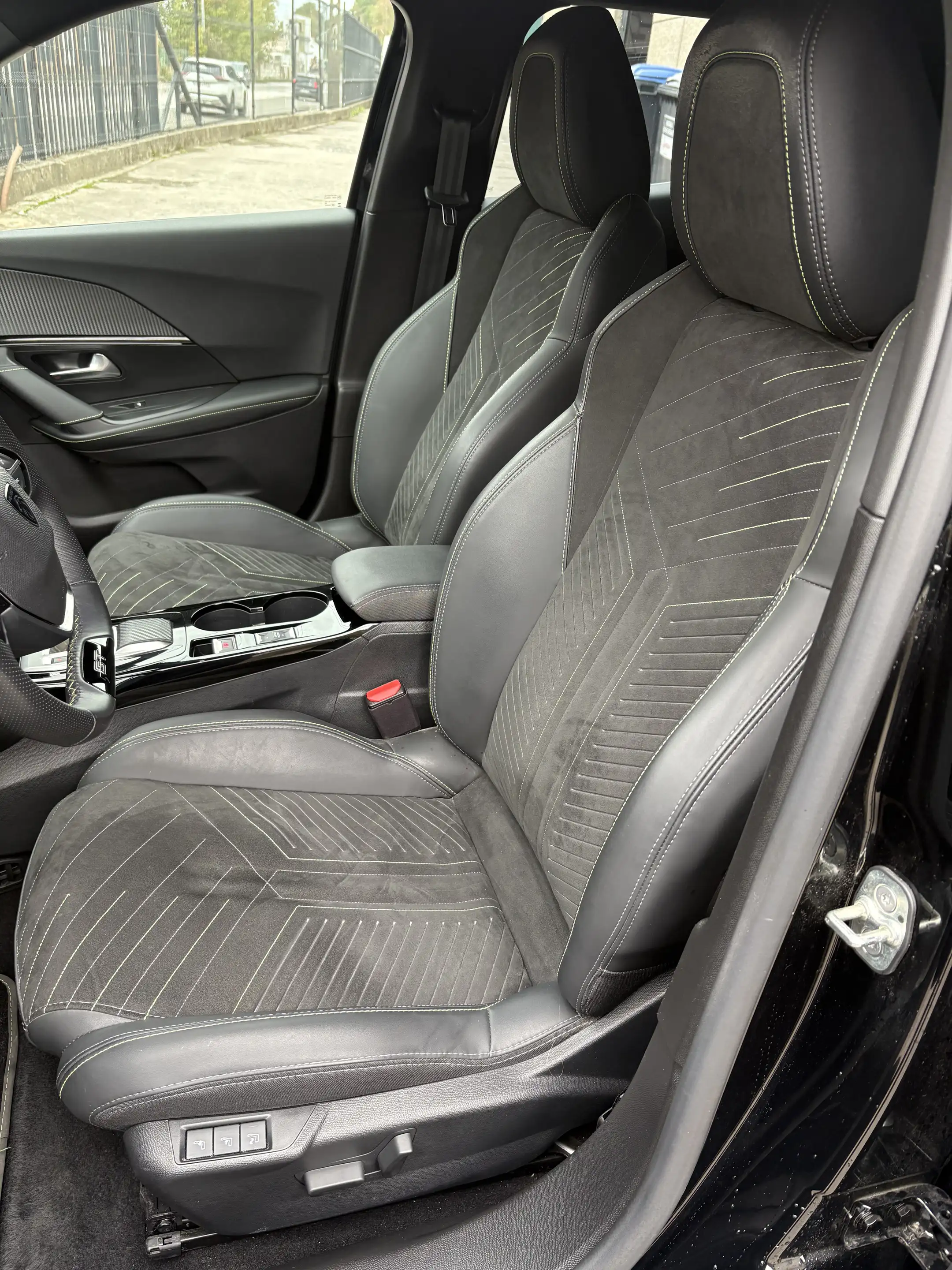 Peugeot e-2008 e-2008 54 kWh GT GT — photo 8