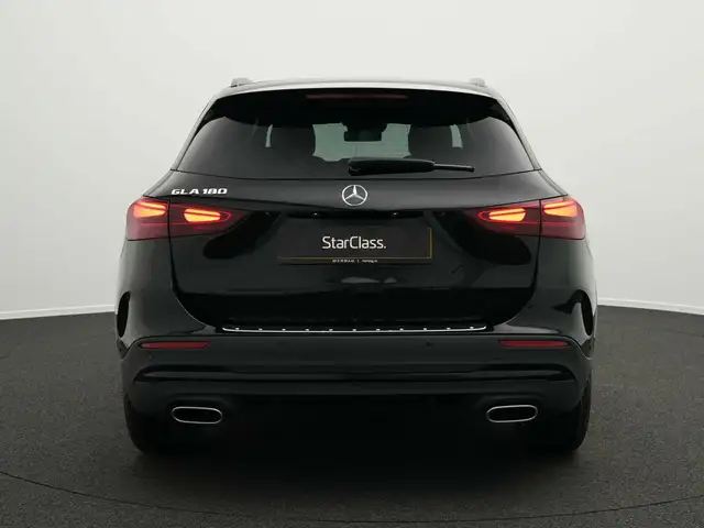 Mercedes-Benz GLA view 4