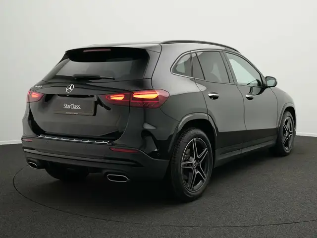 Mercedes-Benz GLA view 3