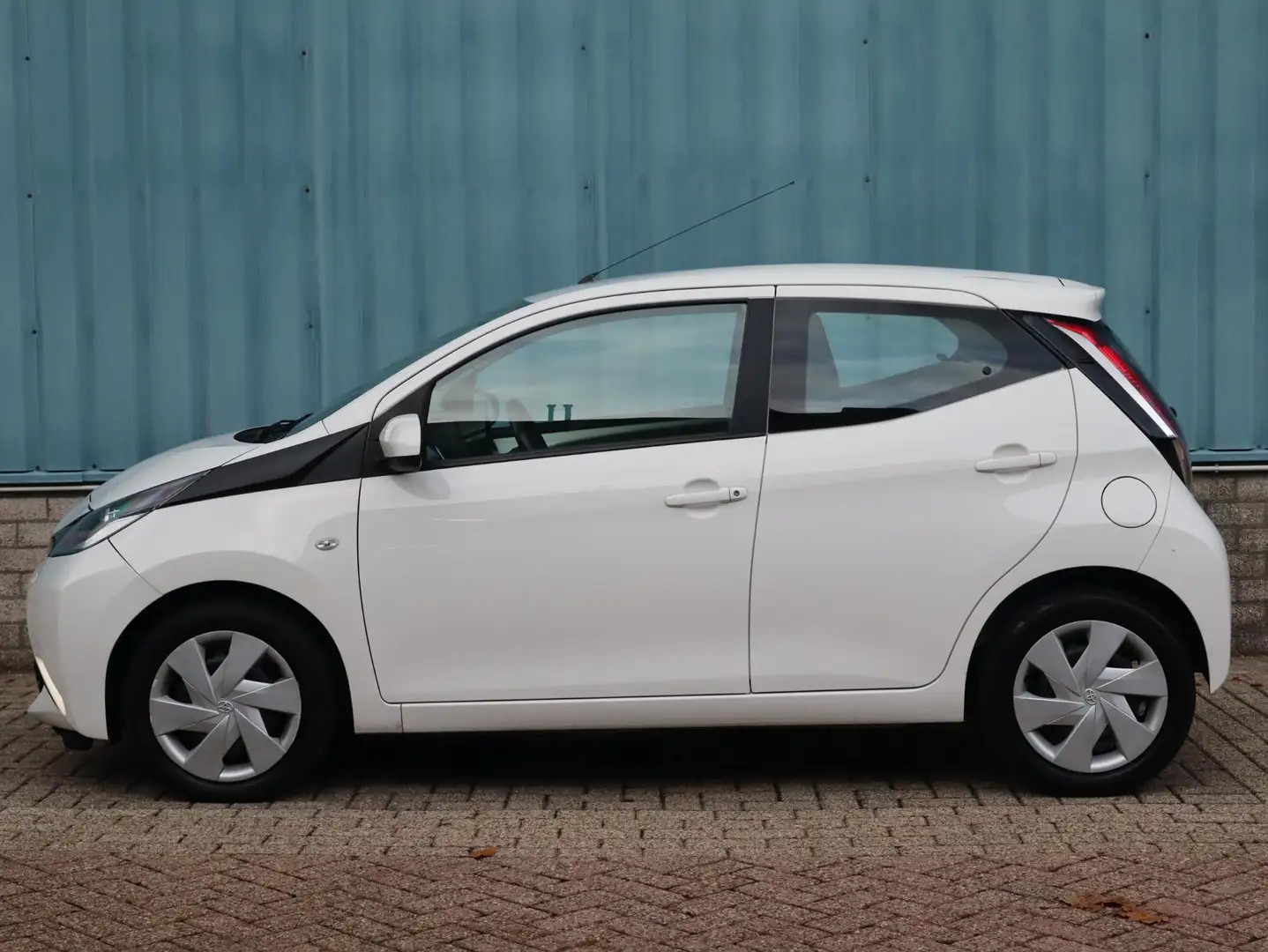 Toyota Aygo X 5-deurs x-play 1.0 VVT-i 72pk | AIRCO | NAVI | CAM Wit - 2