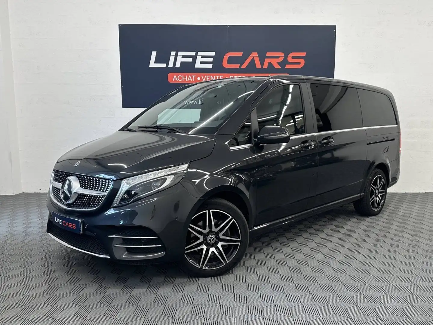 Mercedes-Benz V 300 d Long Avantgarde 8 places 4MATIC 9G-Tronic 2024 237ch 1ÈRE MAIN Entretien à jour TVA RECUPÉRABLE 879,93€/ mois TTC* Grau - 2