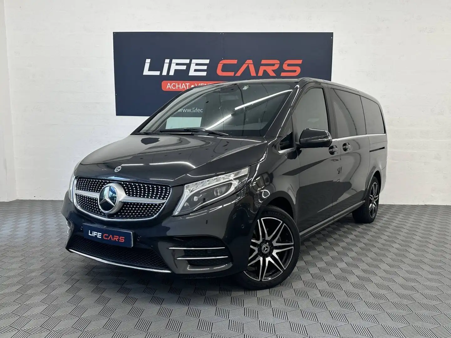 Mercedes-Benz V 300 d Long Avantgarde 8 places 4MATIC 9G-Tronic 2024 237ch 1ÈRE MAIN Entretien à jour TVA RECUPÉRABLE 879,93€/ mois TTC* Grau - 1