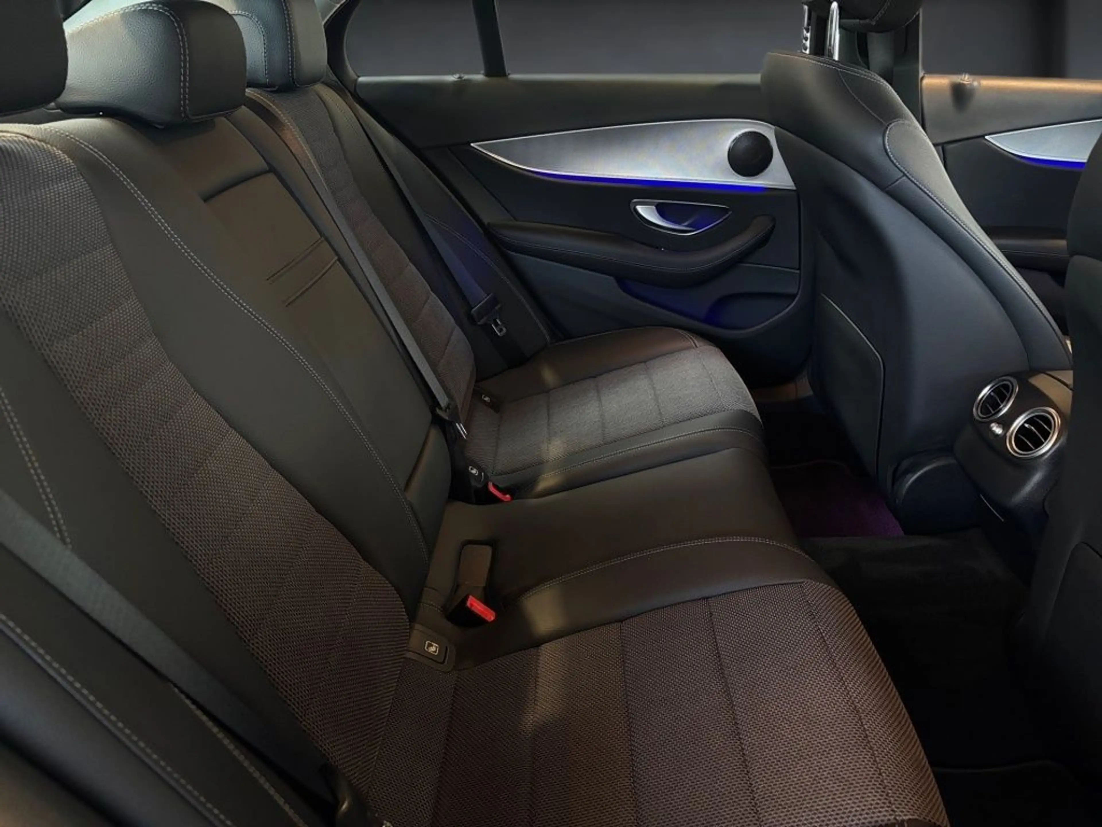 Mercedes-Benz E 220 d AMG+TOTWINKEL+WIDE+KAMERA+NAVI+AMBIENTE — photo 13