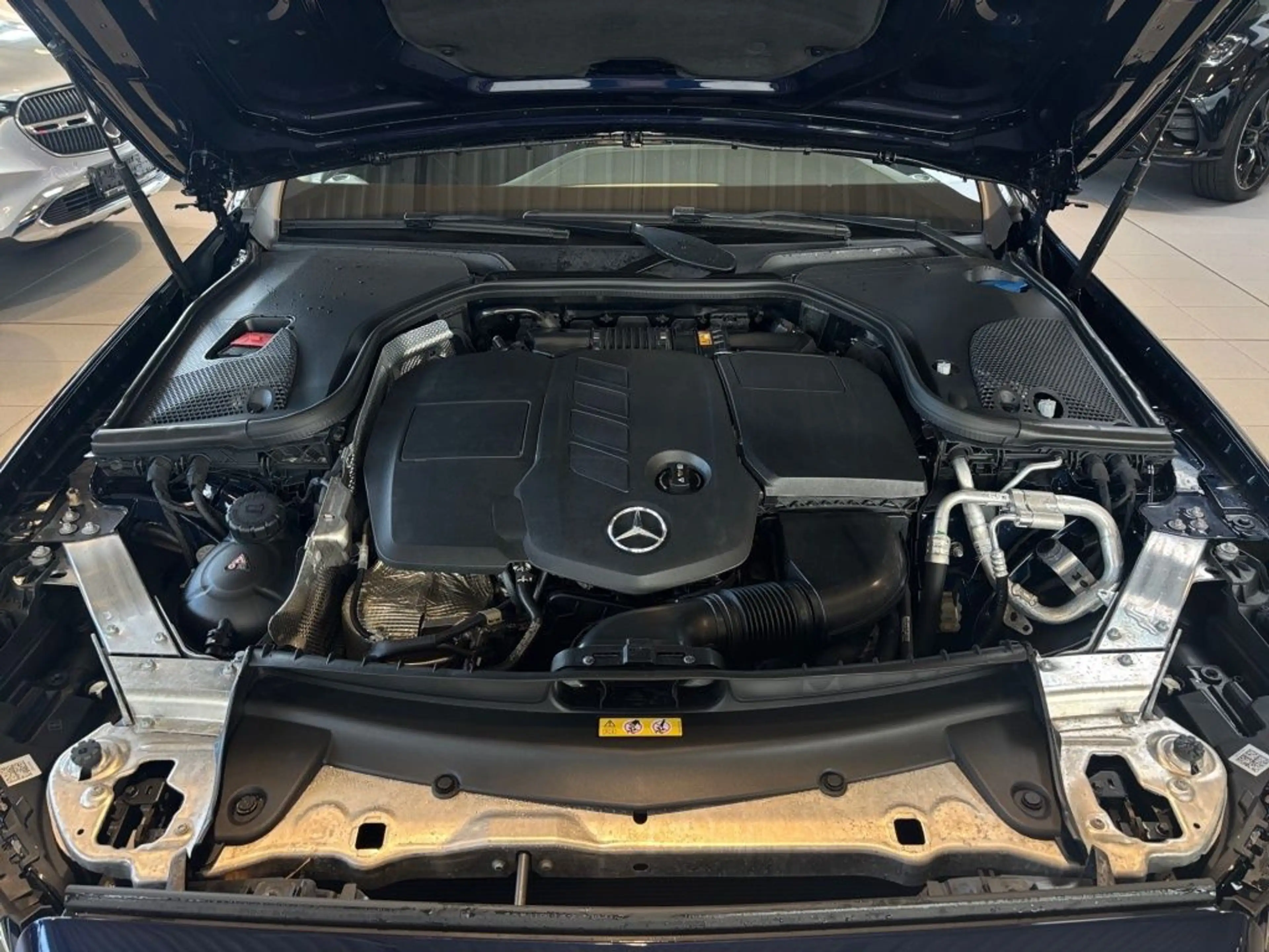 Mercedes-Benz E 220 d AMG+TOTWINKEL+WIDE+KAMERA+NAVI+AMBIENTE — photo 4