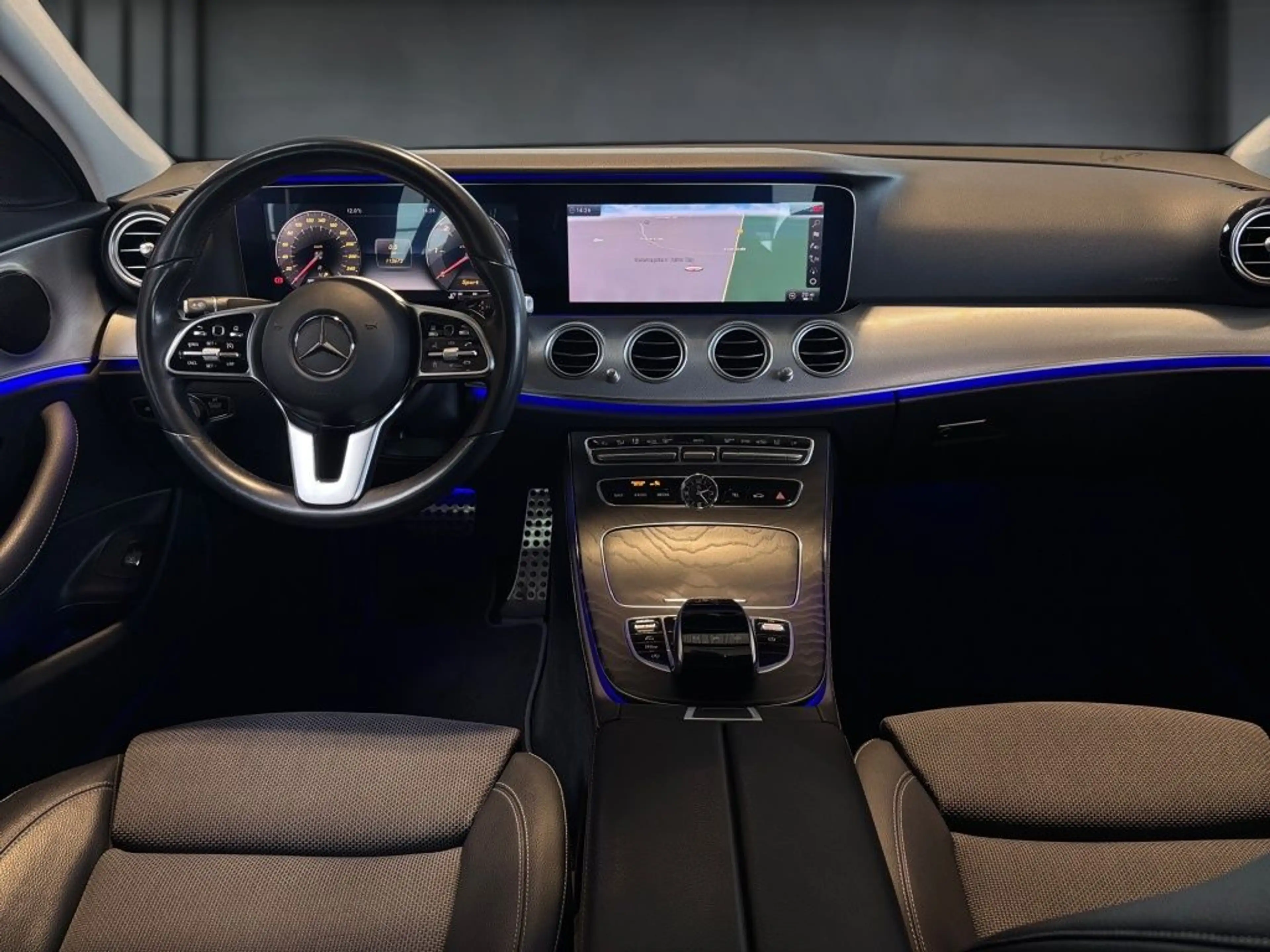 Mercedes-Benz E 220 d AMG+TOTWINKEL+WIDE+KAMERA+NAVI+AMBIENTE — photo 14