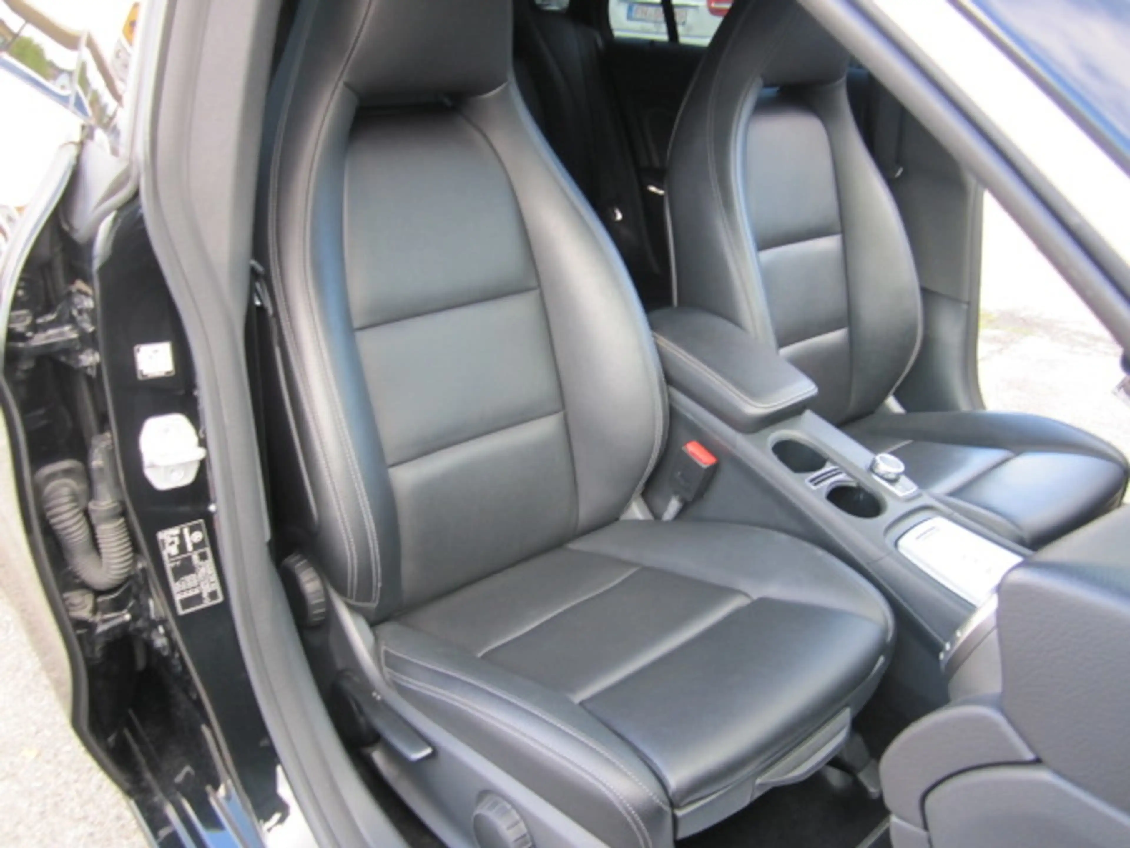 Mercedes-Benz CLA 220 Automatik ~ Leder ~ Navi ~ — photo 9