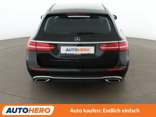 Mercedes-Benz 220 view 5