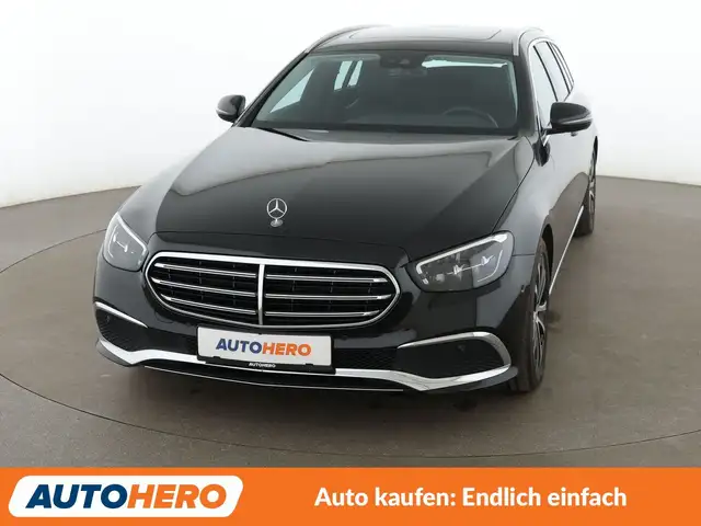 Mercedes-Benz 220 view 9