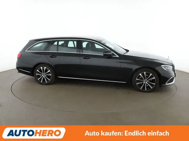Mercedes-Benz 220 view 7