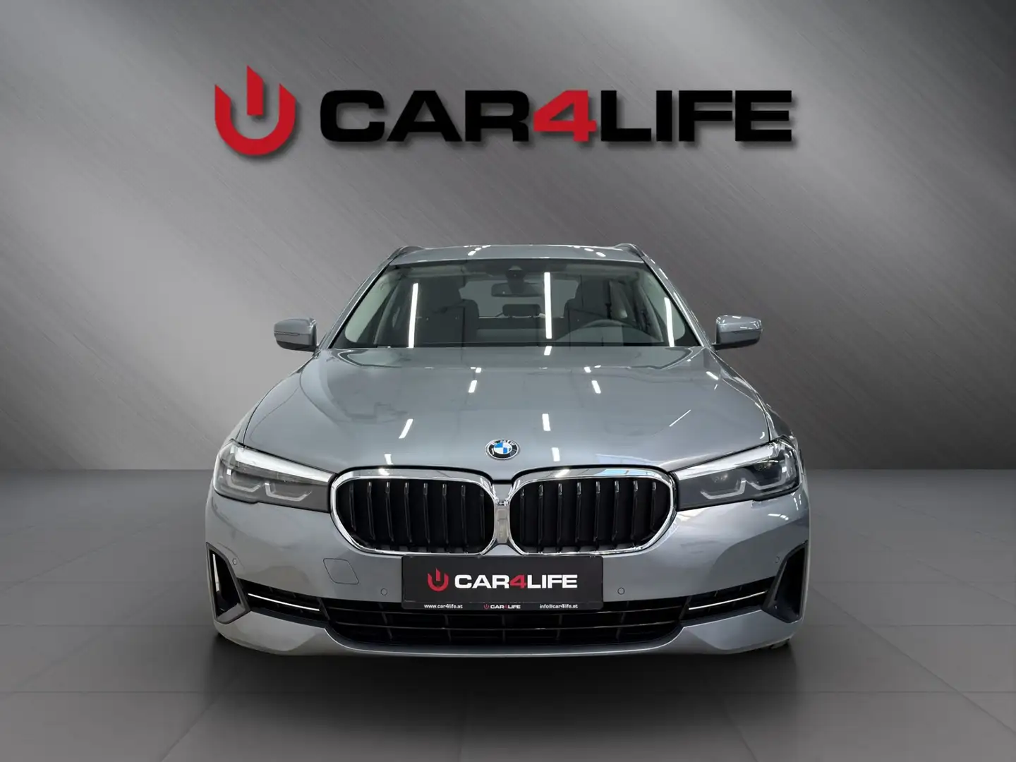 BMW 520 520d 48 V Touring xDrive Aut. *Kamera*Navi*Drivin Grau - 2